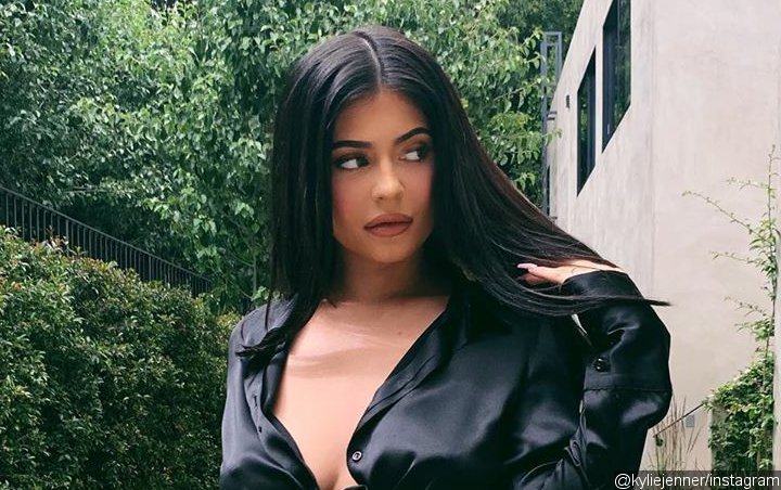 Kylie Jenner Debunks Pregnancy Speculation With Flat Stomach Video