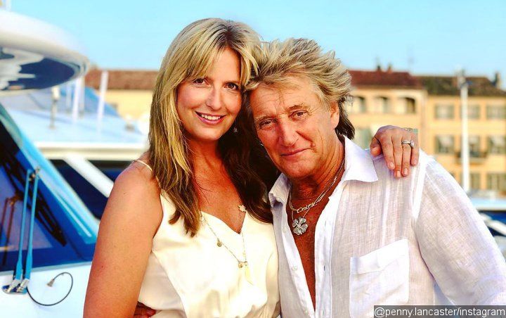 Rod Stewart's Wife Recalls Kicking Bus Driver's Face in Defense of the Singer