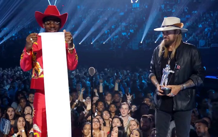 Video of Lil Nas X Unfurling Scroll at 2019 MTV VMAs Sparks New Internet Memes