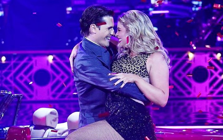 'DWTS' Recap: Stars Hit the Ballroom for Movie Night, Ray Lewis Quits Due to Injury