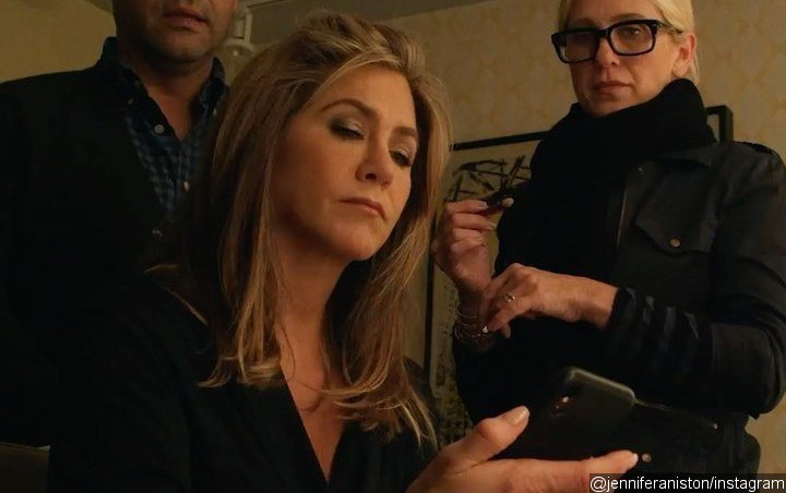 Jennifer Aniston Hilariously Apologizes and Throws Her Phone After Breaking Instagram Record