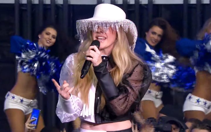 Ellie Goulding Ridiculed Over Her 'Lampshade' Hat at Thanksgiving Halftime Show
