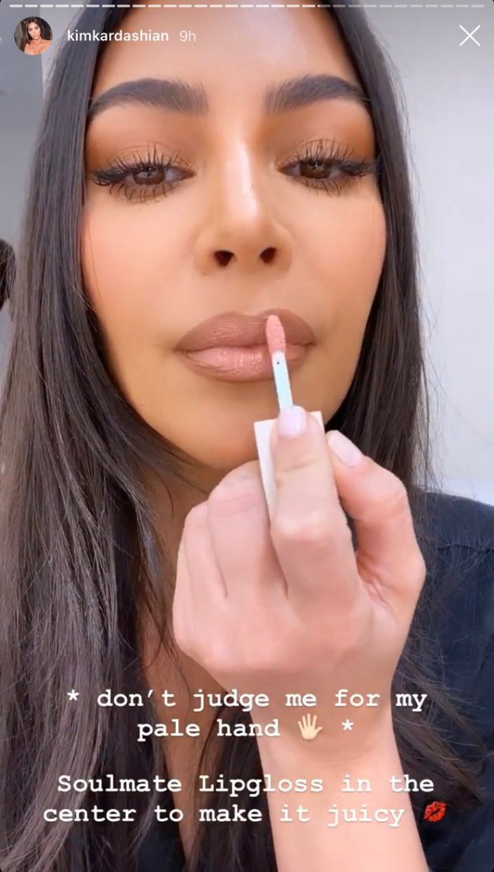 Kim Kardashian's pale hands/