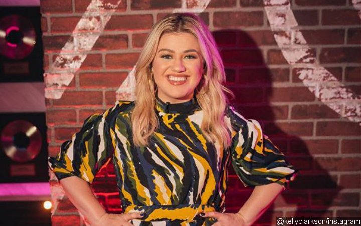 Kelly Clarkson Describes 2020 as 'Challenging, Overwhelming' Year After Divorce 