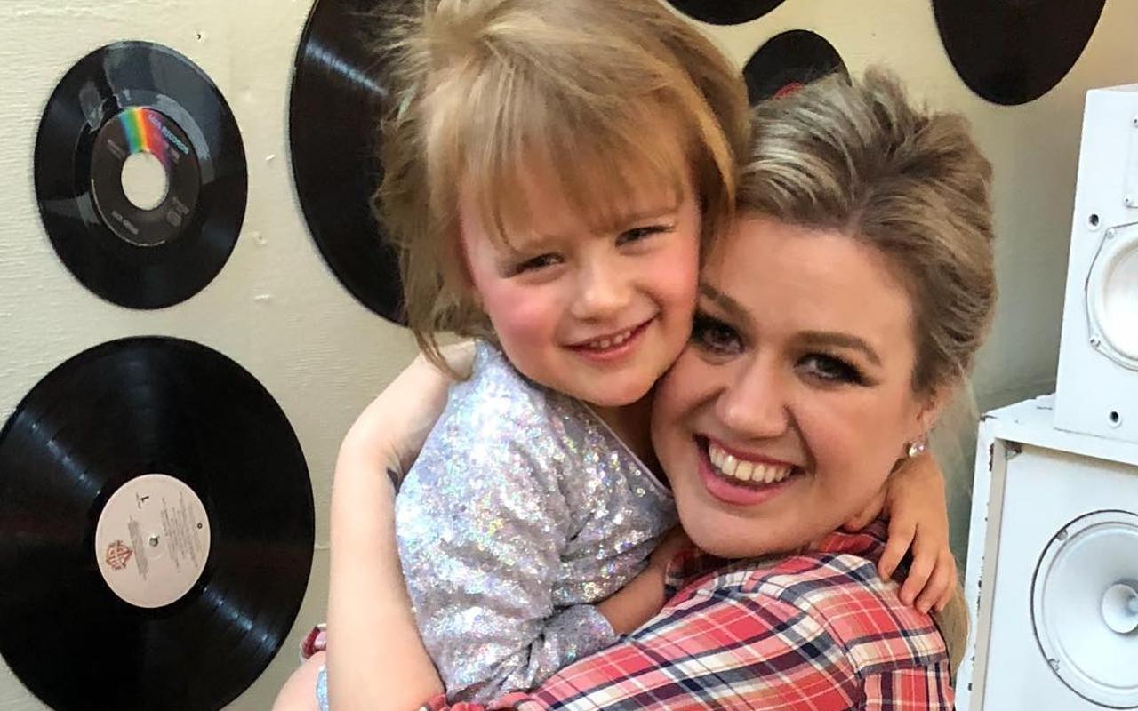 Kelly Clarkson Reveals Little Daughter's Funny Trick to Ditch Online Classes