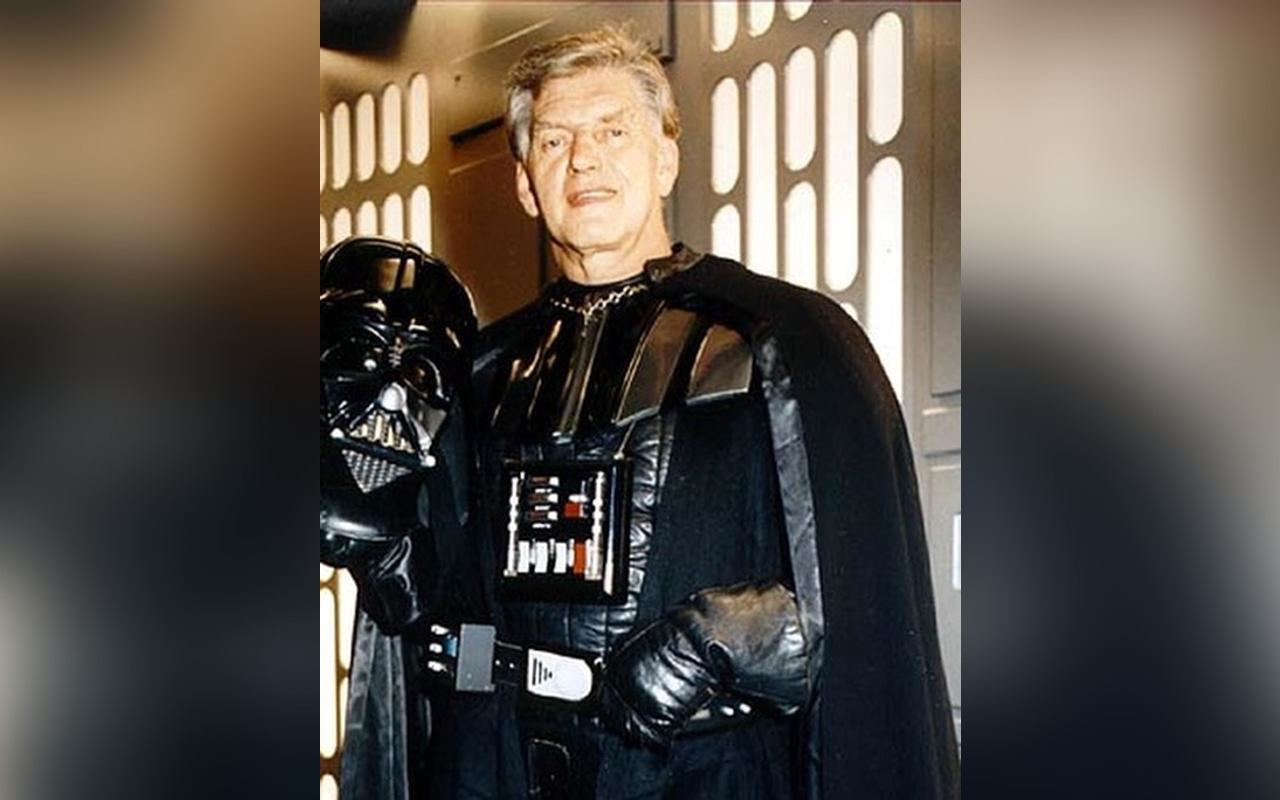 Dave Prowse's Daughter Shares Pictures From Funeral With Darth Vader Floral Arrangement