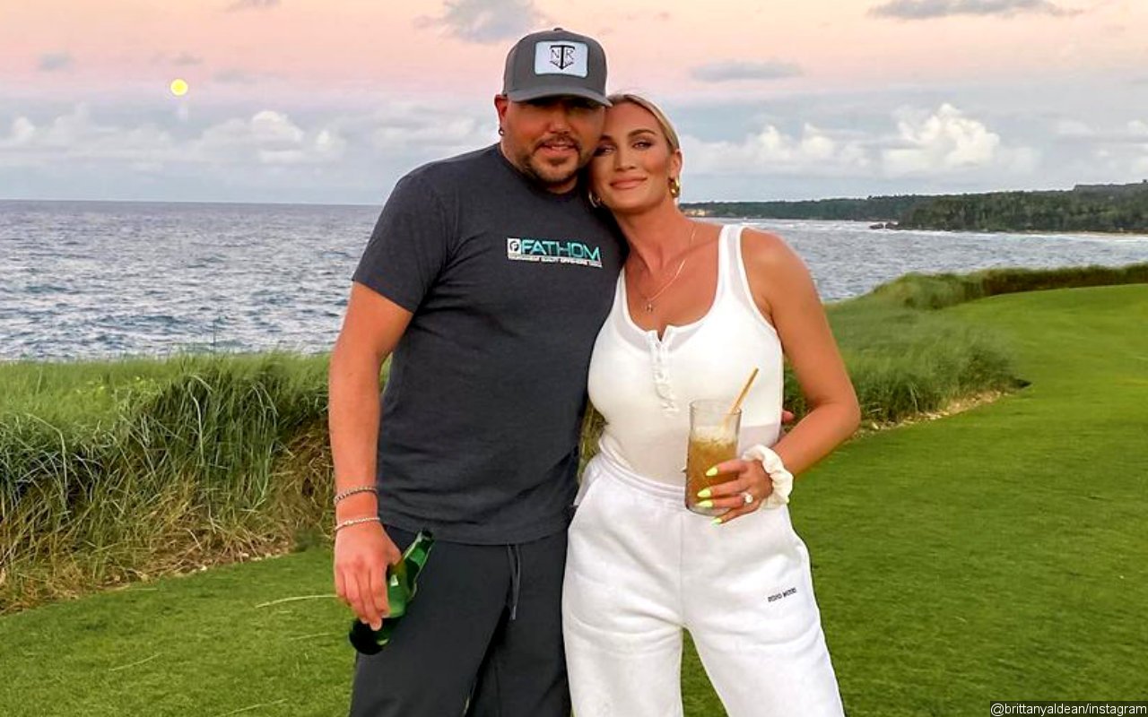  Jason Aldean's Wife Brittany Kerr Under Fire for Supporting False Antifa Claim in Capitol Riot Post