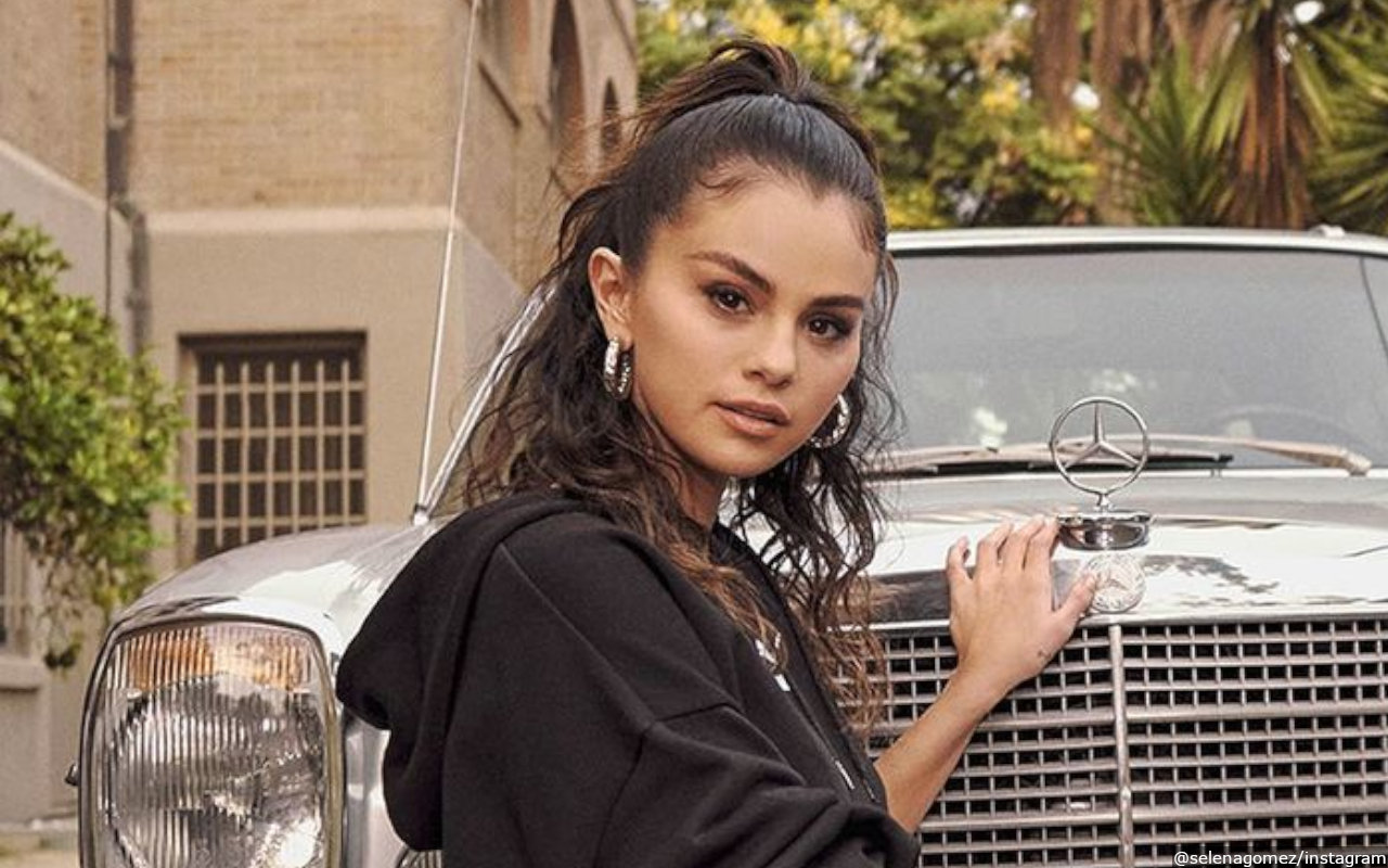 Selena Gomez Gives Raw Look at Her 'Real Life' in Makeup-Free Selfie