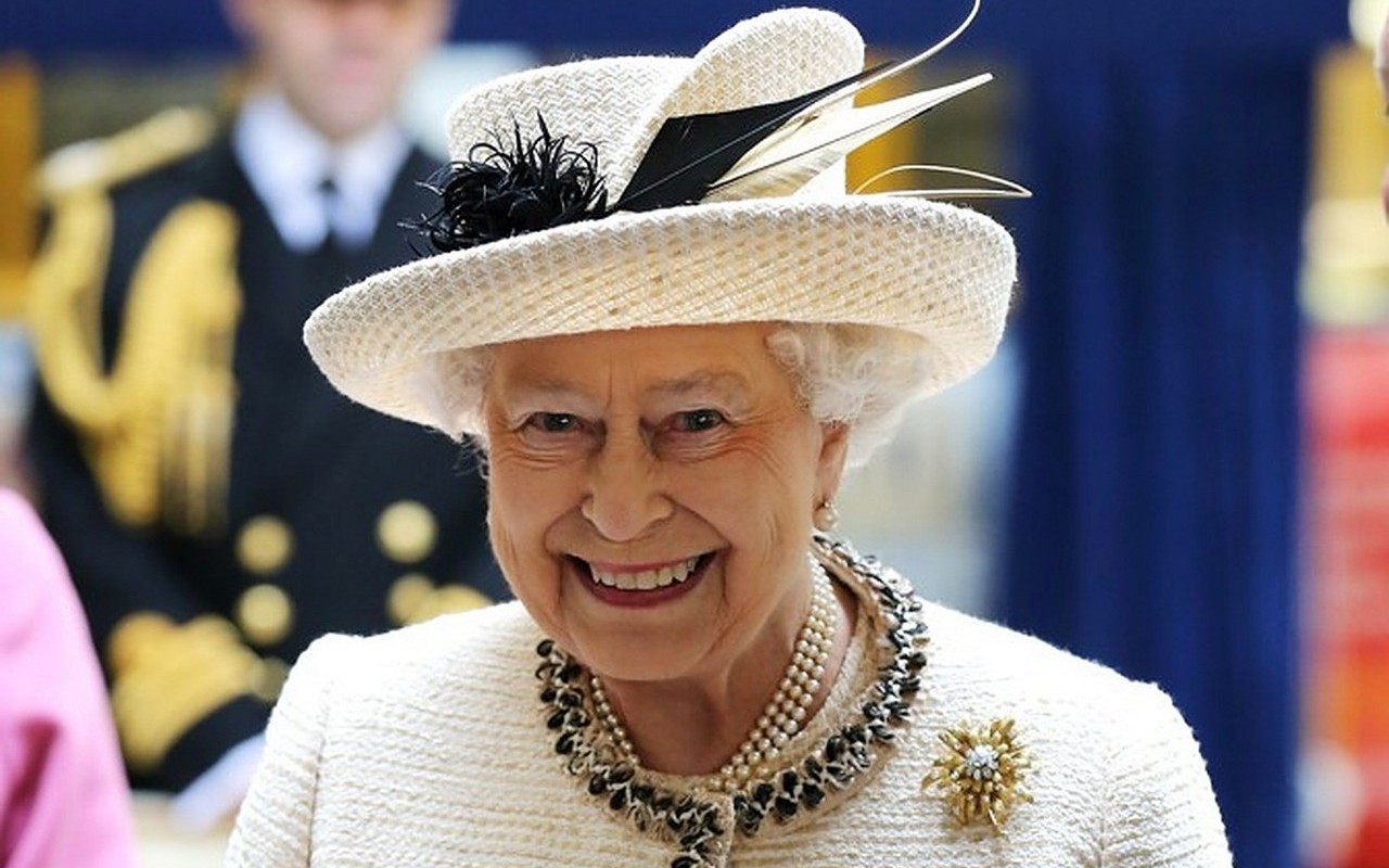 queen elizabeth sitting alone at prince philip's funeral Queen ...