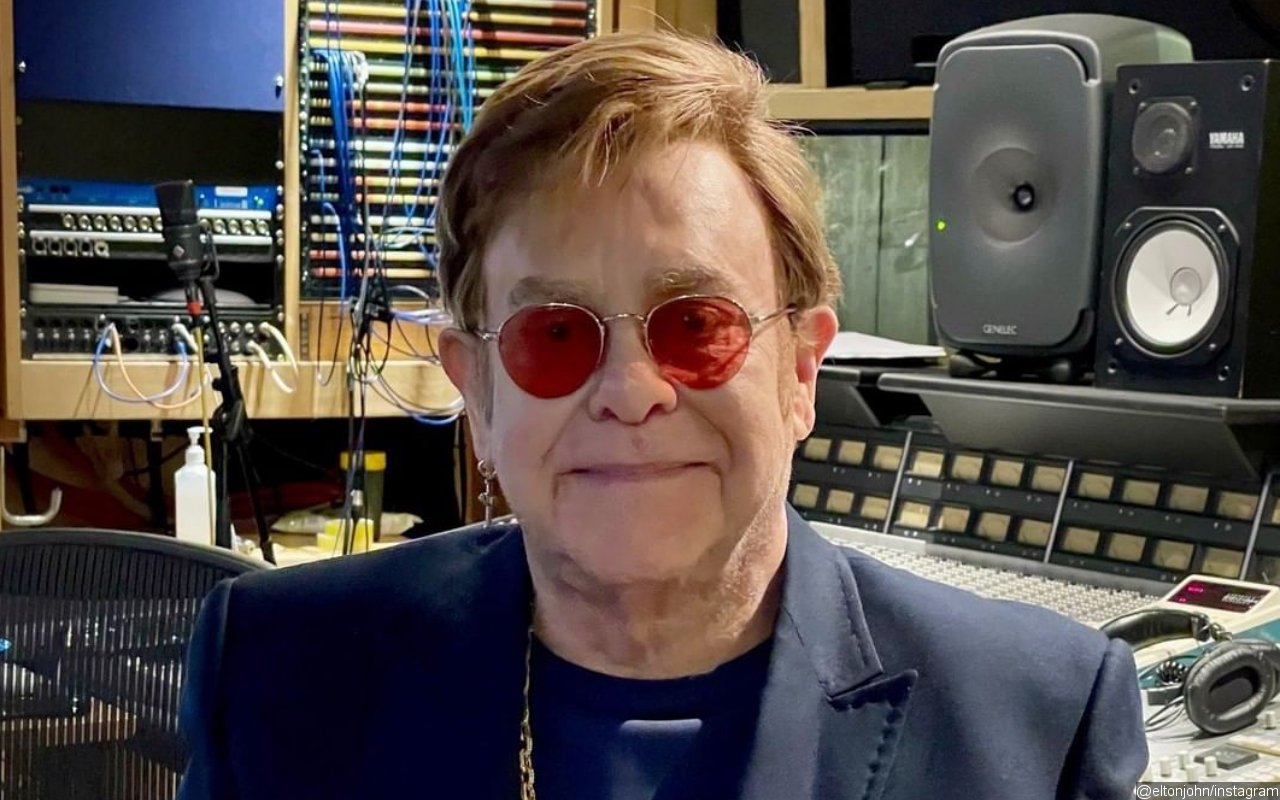Elton John Invites Fans to His Virtual Oscars Viewing Party