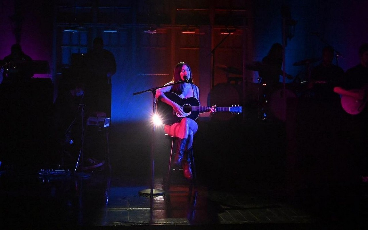 Kacey Musgraves Heats Up Snl With Nude Performance And Bares Her Emotions