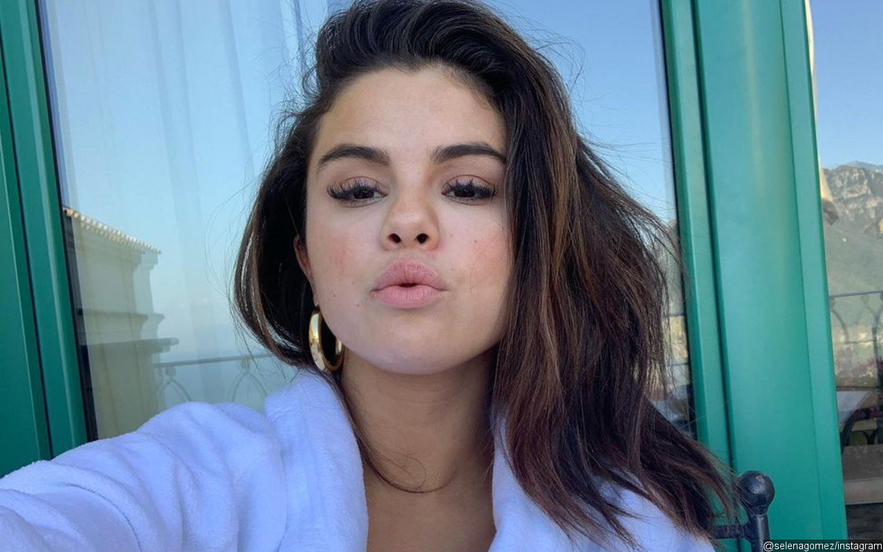 1280px x 800px - Selena Gomez Sets Internet Abuzz With Her Mysterious New Back Tattoo