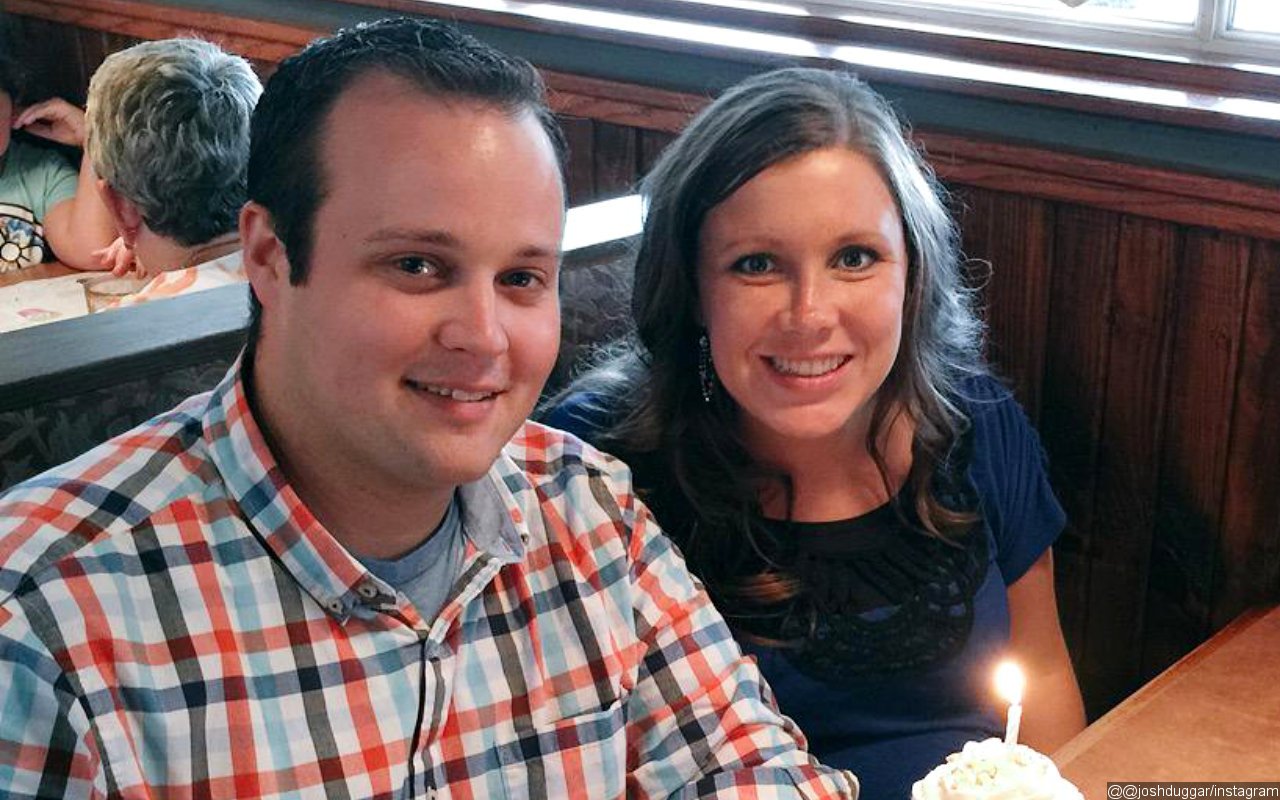 Josh Duggars Wife Anna Video Chats With Him Multiple Times A Day As