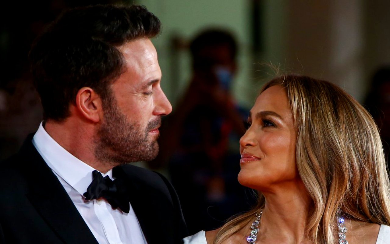 Jennifer Lopez Ties The Knot With Ben Affleck In Las Vegas Unleashes Wedding Pics