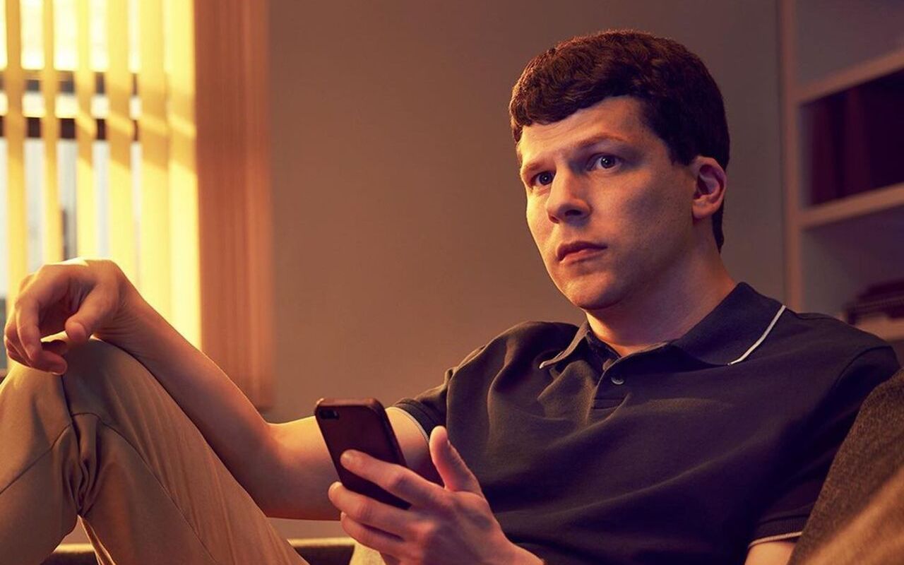 Jesse Eisenberg Very Uncomfortable When Filming Sex Scenes For New Series Fleishman Is In Trouble 