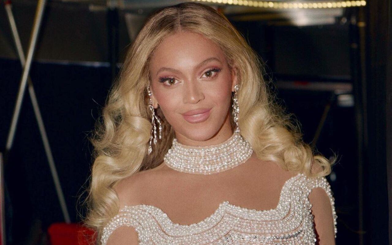 Beyonce Assists Fan in Gender Reveal During German Tour Stop