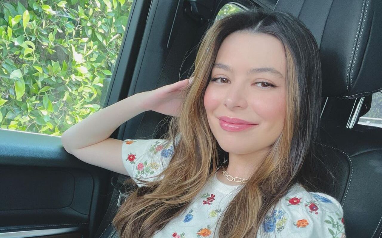 Miranda Cosgrove Left Red-Faced When Her Bra Filler Fell Out on Set of 'iCarly'