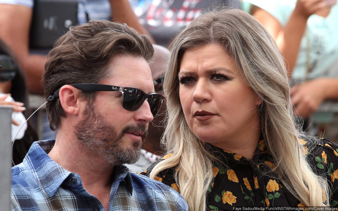 Kelly Clarkson Doesn't Want Ex Brandon Blackstock 'Blindsided' by Her ...