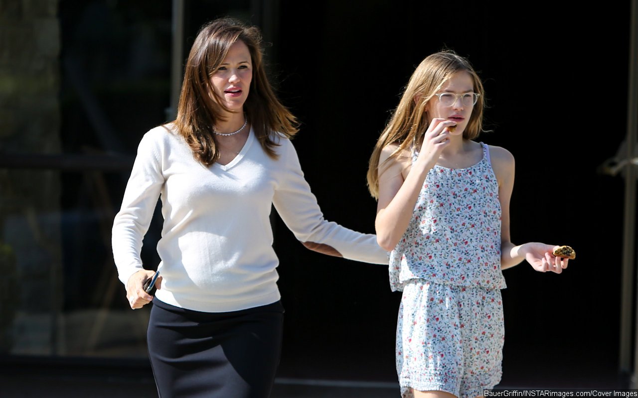 Jennifer Garner's Look-Alike Daughter Violet Towers Over Her During L.A. Outing