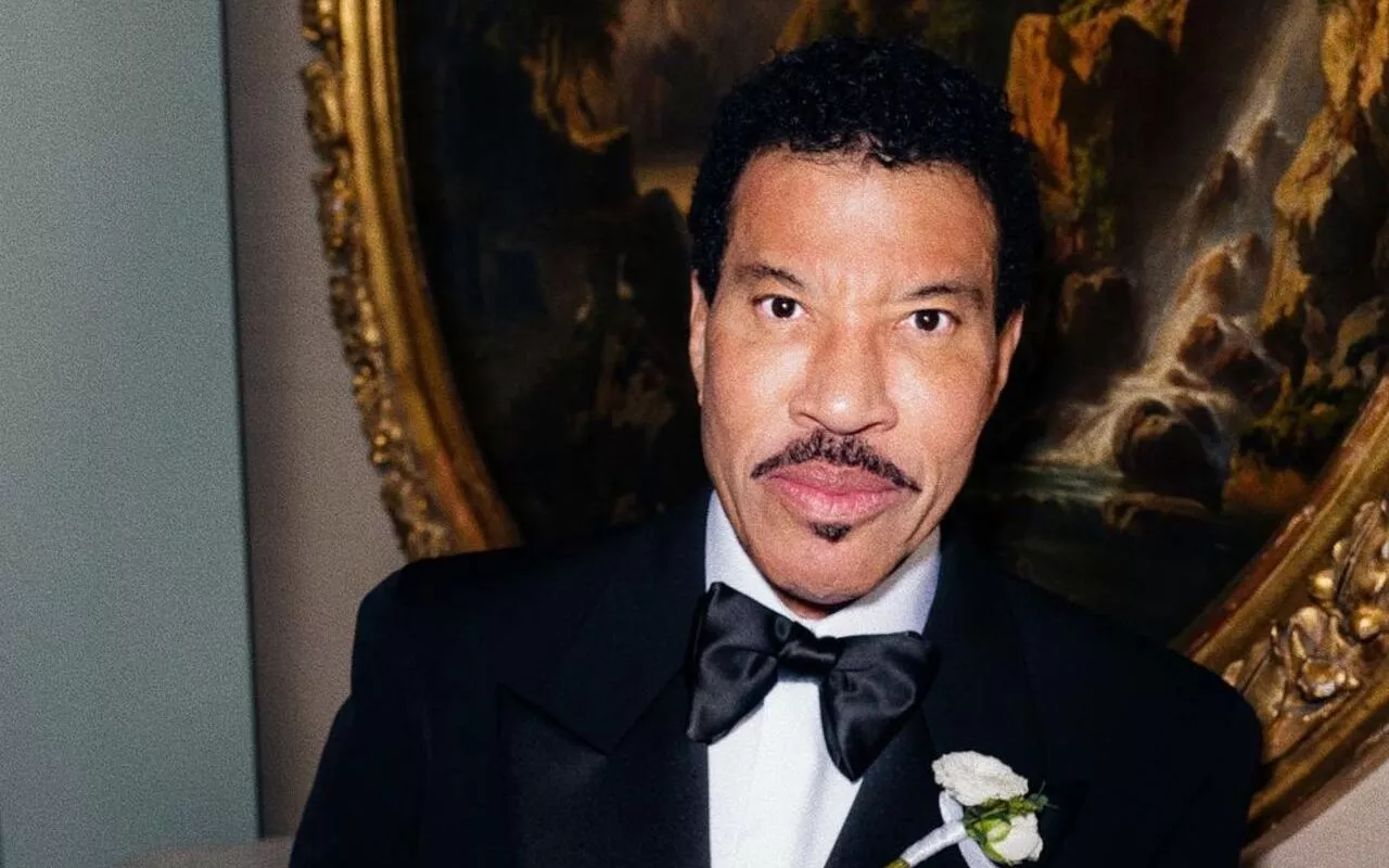 Lionel Richie Jokes He 'Tried to Bribe Pilot' After Failing to Land in New York and Scrapping Show