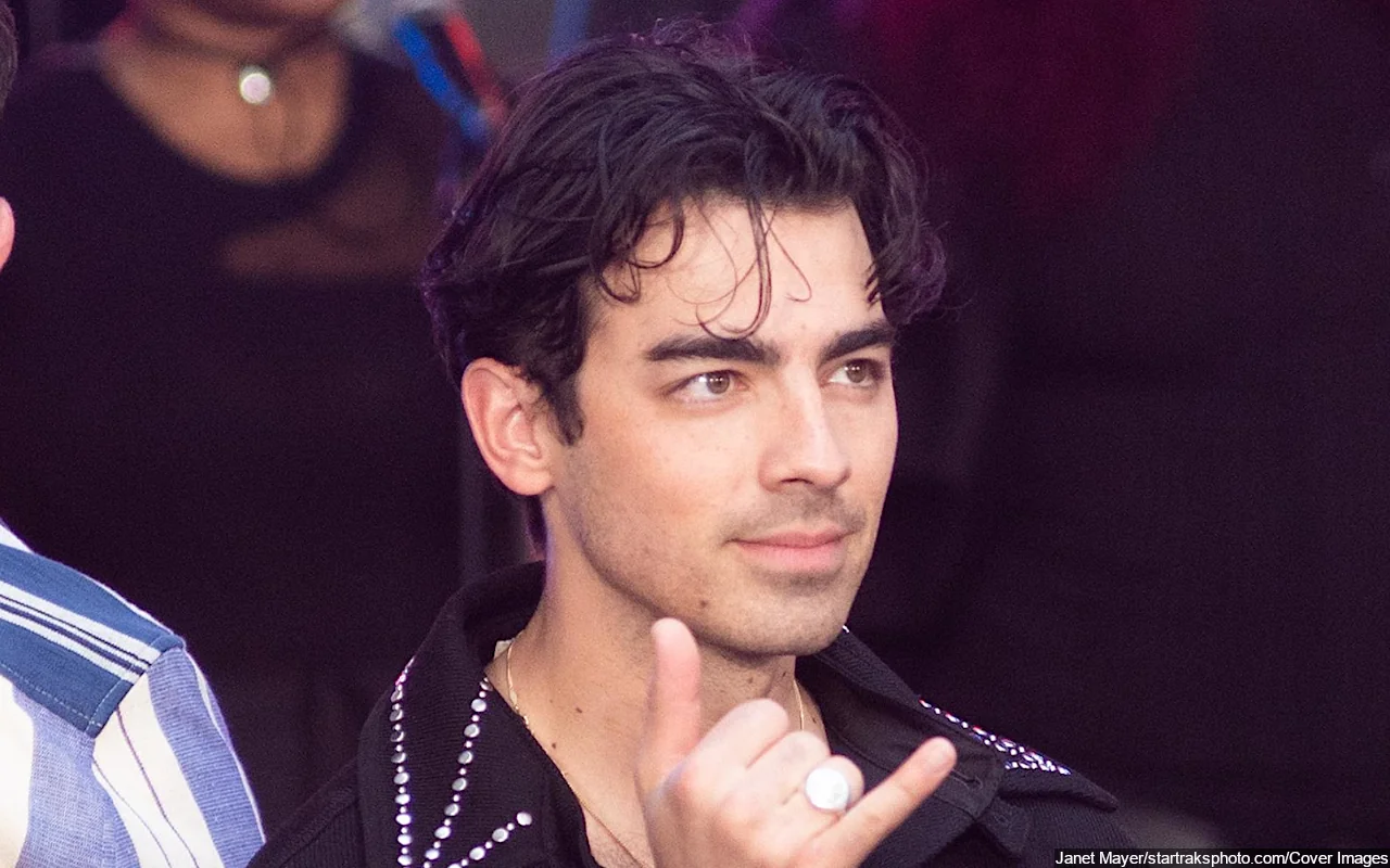 Joe Jonas Is Doting Dad in First Outing With Daughters After Filing for ...