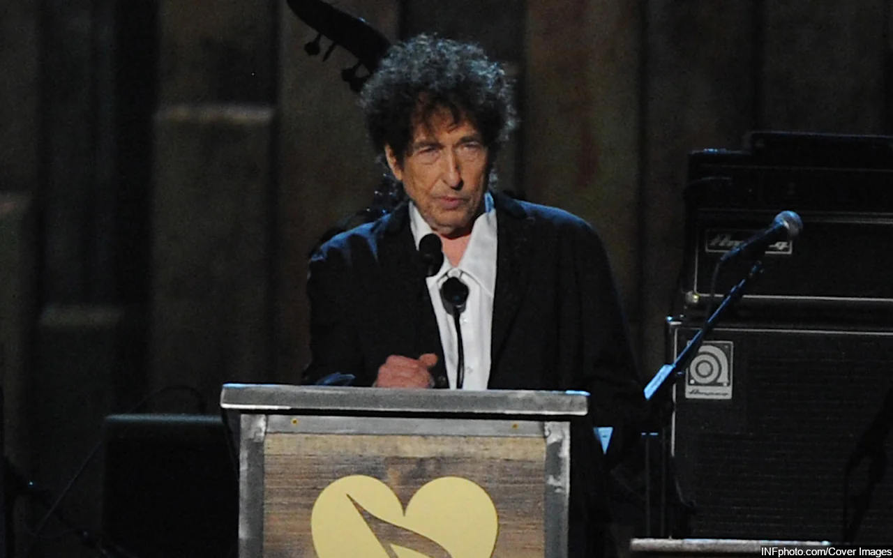 Bob Dylan Makes Surprise Appearance at Farm Aid