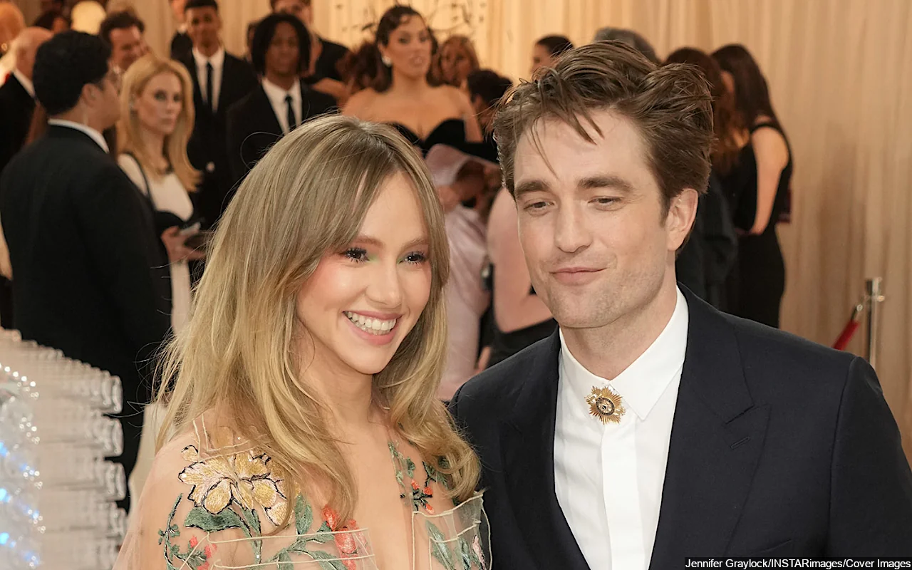 Robert Pattinson's Girlfriend Suki Waterhouse Flashes Apparent Baby Bump on a Hike