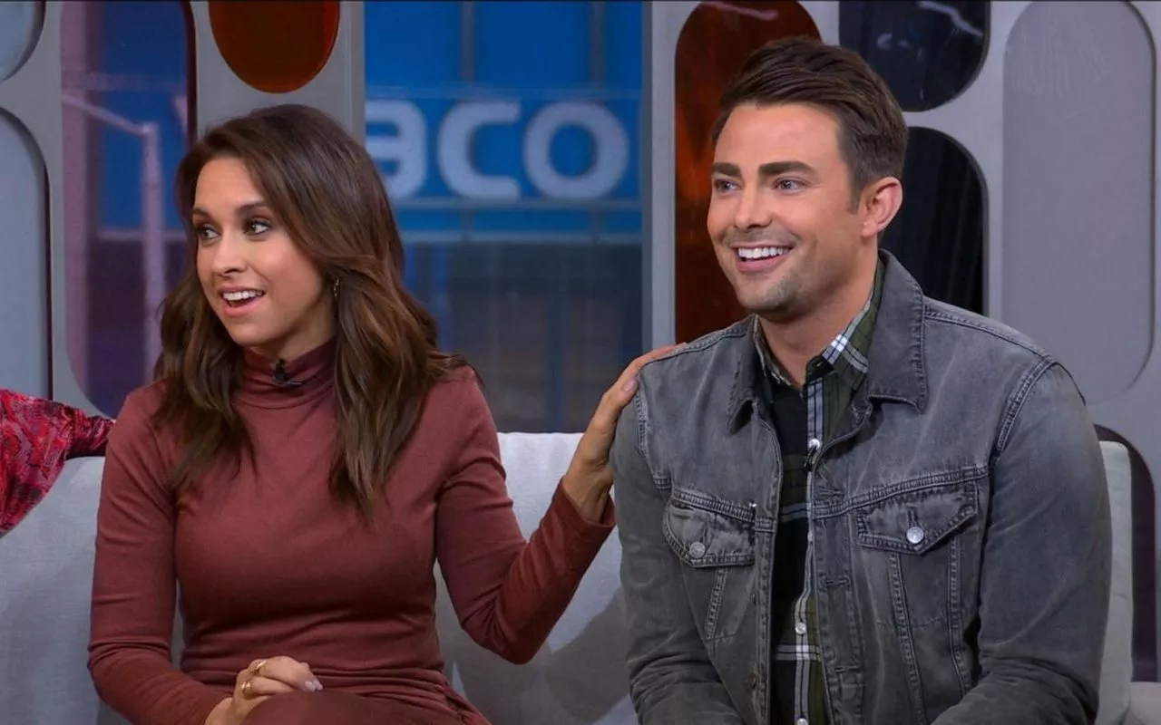 Jonathan Bennett Scolded by 'Mean Girls' Co-Star Lacey Chabert Due to His Rude Habit