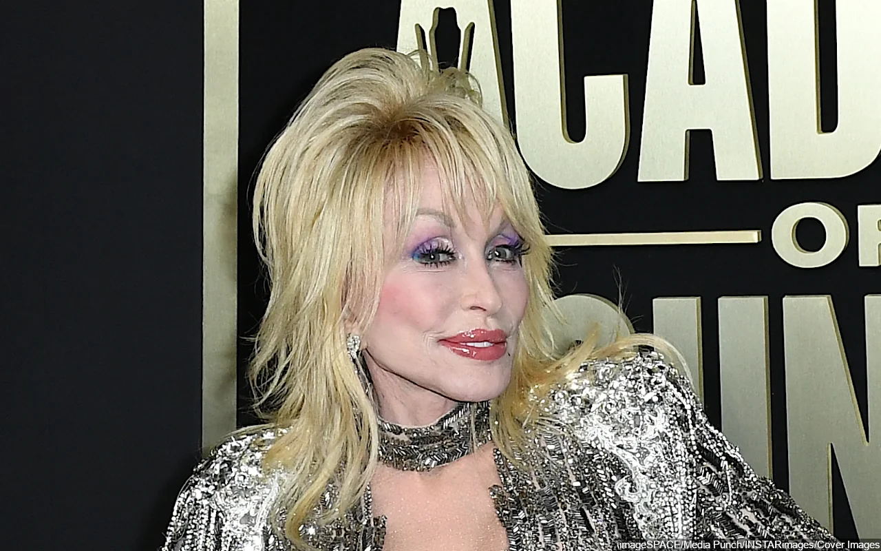 Dolly Parton Drives Fans Wild By Dressing Up As Cowboys' Cheerleader At 