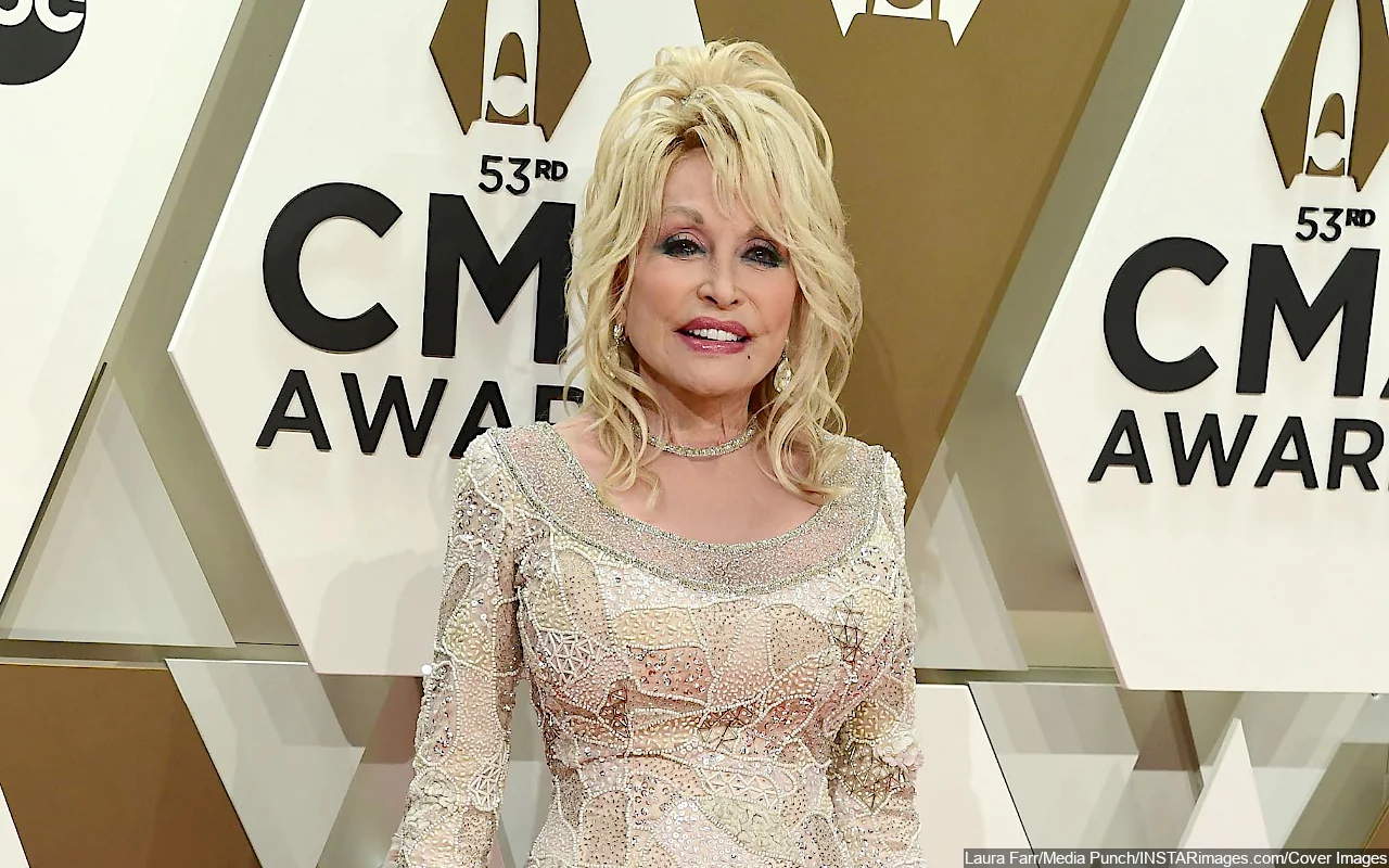 Dolly Parton Defended Against Critics of Her Dallas Cowboys Cheerleader ...