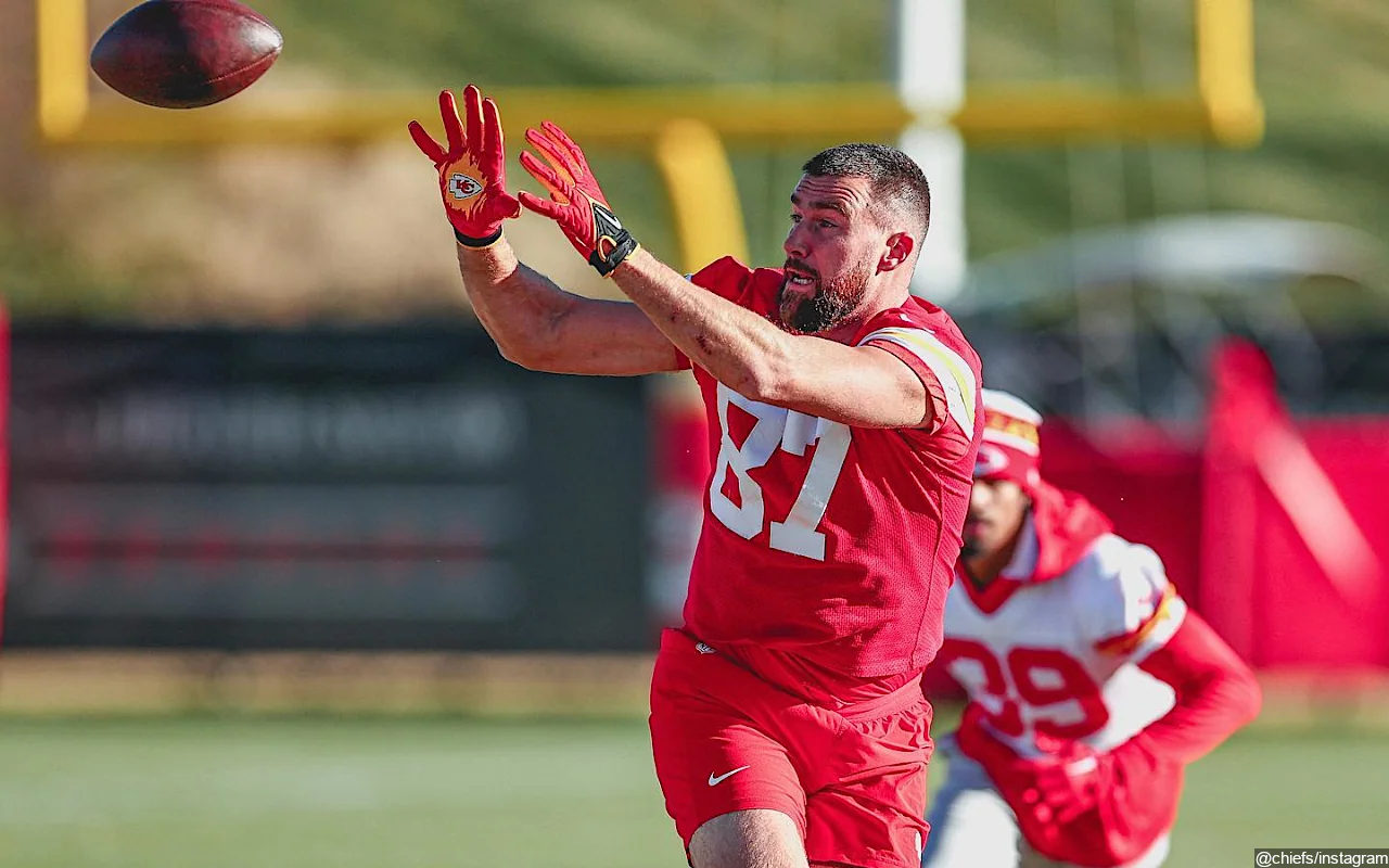 Video: Travis Kelce Hilariously Moons Raiders Fans for Heckling Him