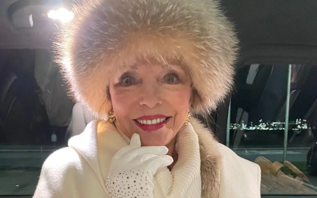 Joan Collins 'Couldn't Function' for Two Months Due to 'Serious' Health Issue