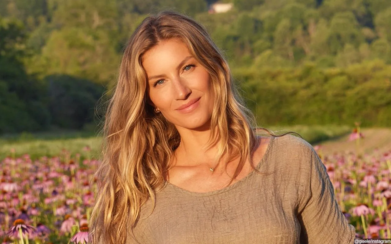 Gisele Bundchen Reconnects With All Five Sisters in Rare Family Photo