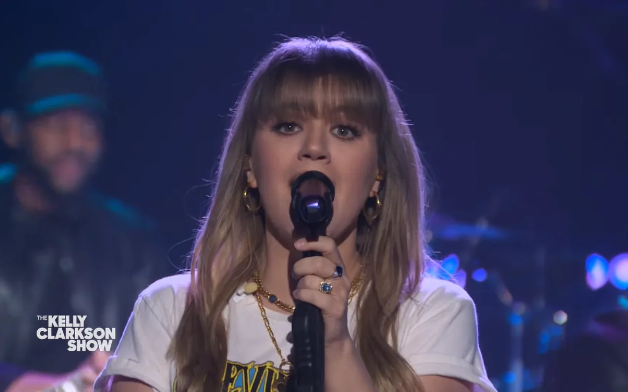 Kelly Clarkson Showcases Musical Prowess With Cover Of Miley Cyrus 