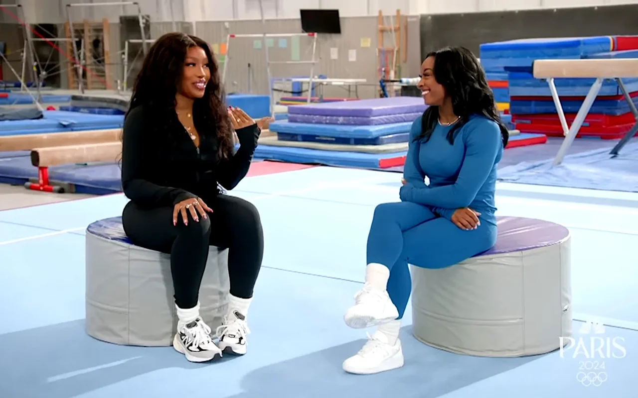 SZA Surprises Simone Biles With Her Gymnastic Skills in Handstand Contest 