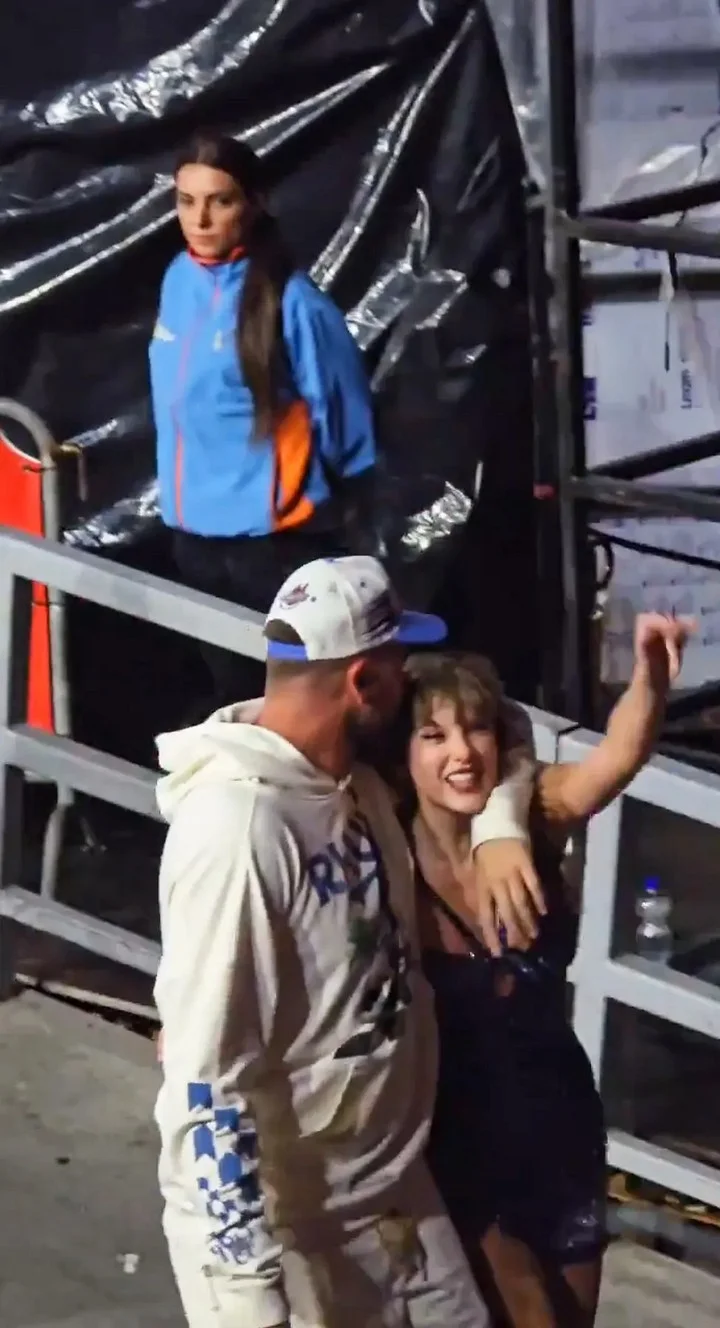 Travis Kelce Gives Taylor Swift a Kiss While She's Waving to Fans in ...