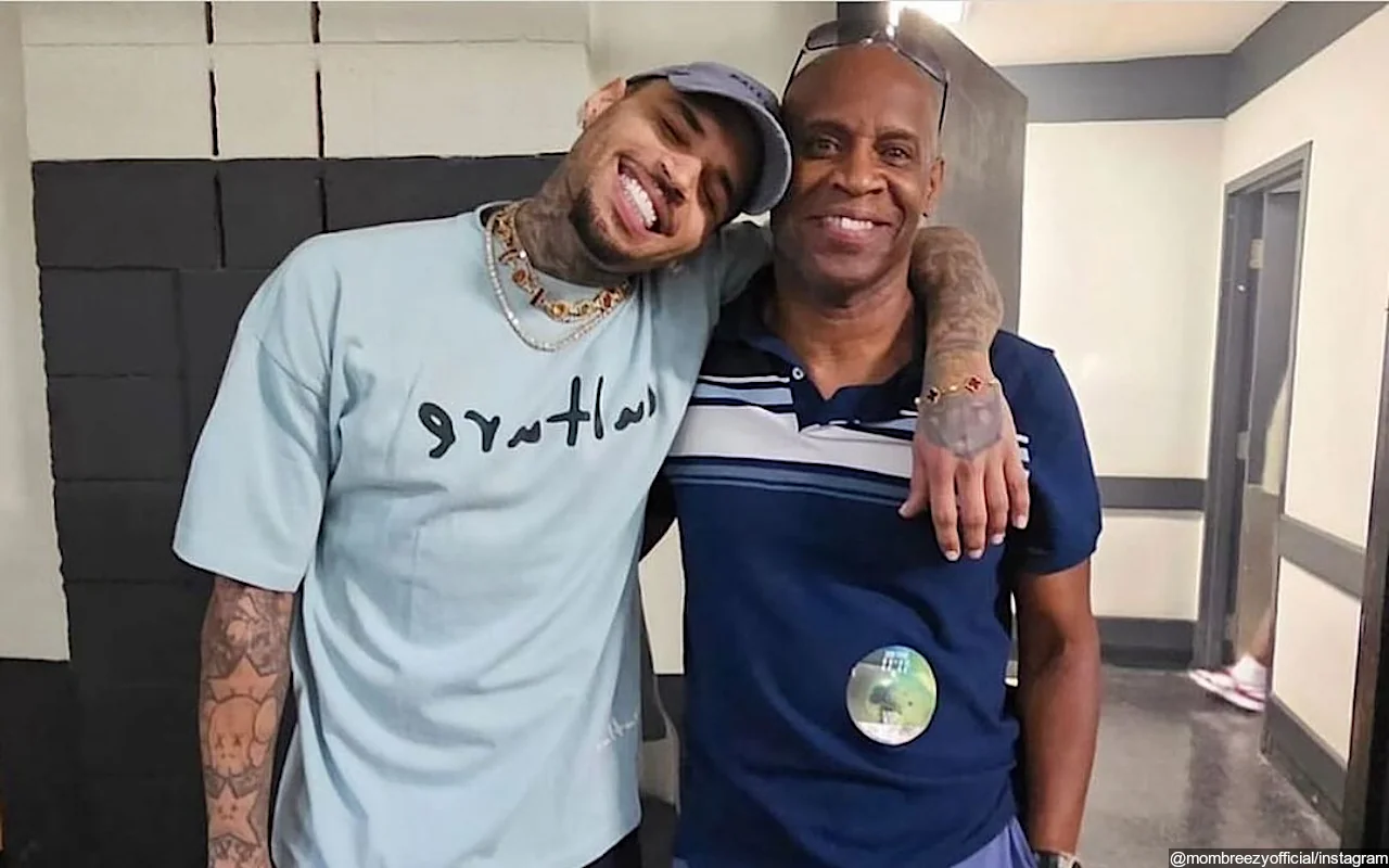 Chris Brown và Cha Clinton đều mỉm cười trong bức ảnh đáng yêu hiếm hoi