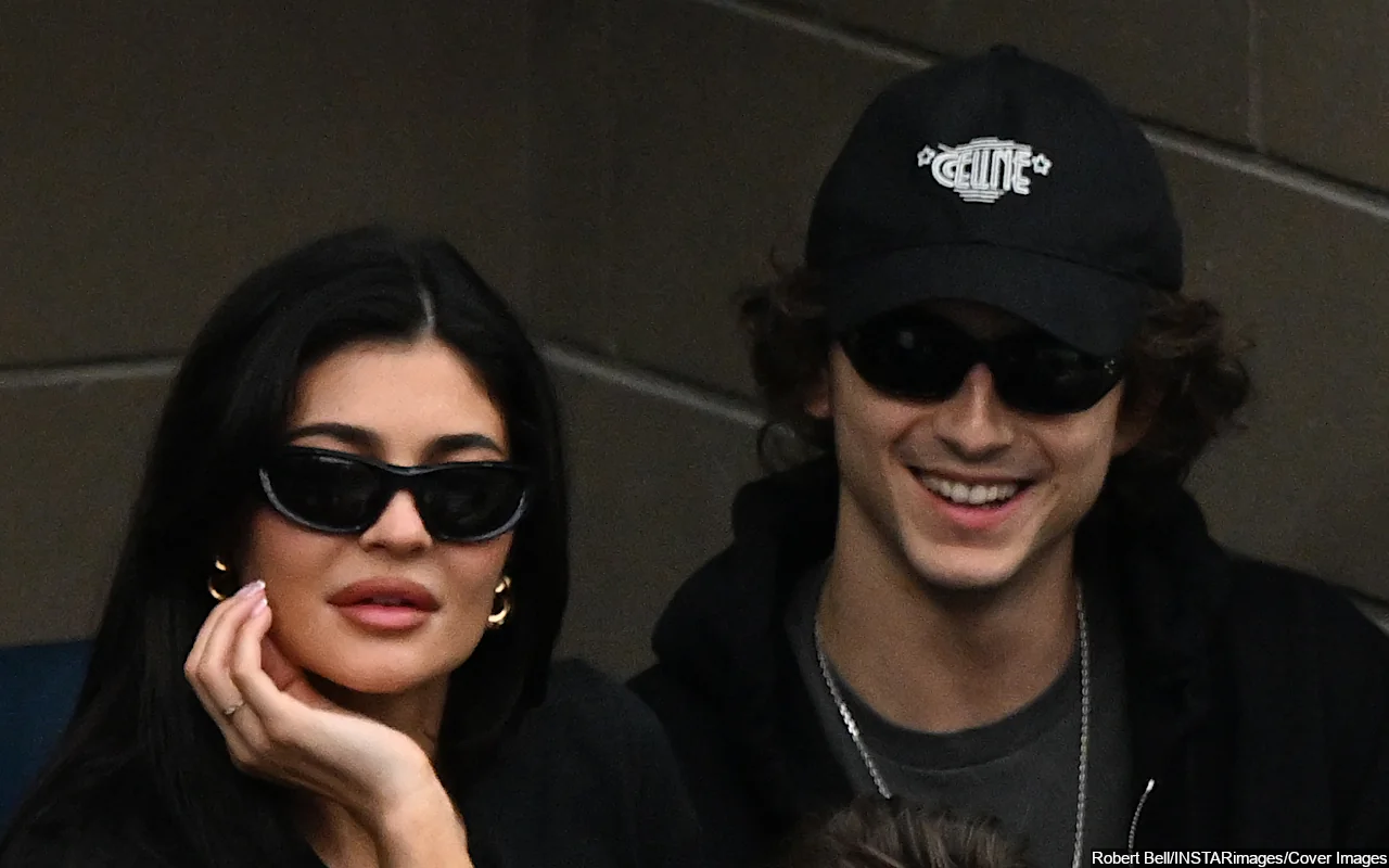 Kylie Jenner and Timothee Chalamet Seen Deboarding Private Jet After ...