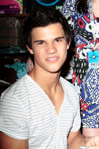 Taylor Lautner<br>Hot Topic Presents the Twilight Tour at the Hollywood & Highland Center- Q&A and Signing