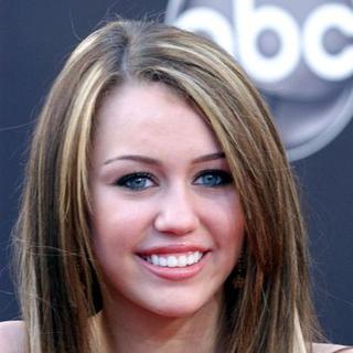 Miley Cyrus in 2007 American Music Awards - Red Carpet