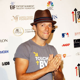 Jason Mraz in Stand Up To Cancer - Arrivals