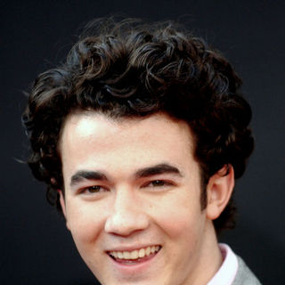 Kevin Jonas, Jonas Brothers in 2008 American Music Awards - Arrivals