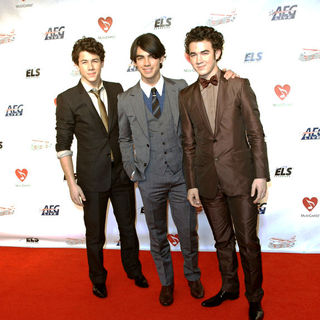 Jonas Brothers in Neil Diamond Honored as the 2009 Musicares Person Of The Year - Arrivals