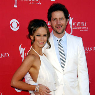 Jennifer Love Hewitt, Jamie Kennedy in 44th Annual Academy Of Country Music Awards - Arrivals