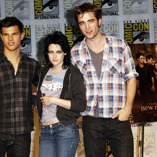 Kristen Stewart, Robert Pattinson, Taylor Lautner in Press Conference for Summit Entertainment's "New Moon"