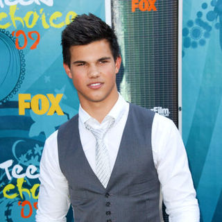 Taylor Lautner in 2009 Teen Choice Awards - Arrivals