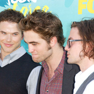 Kellan Lutz, Robert Pattinson, Jackson Rathbone in 2009 Teen Choice Awards - Arrivals