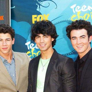 Jonas Brothers in 2009 Teen Choice Awards - Arrivals
