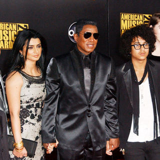 Jermaine Jackson, Halima Rashid in 2009 American Music Awards - Arrivals