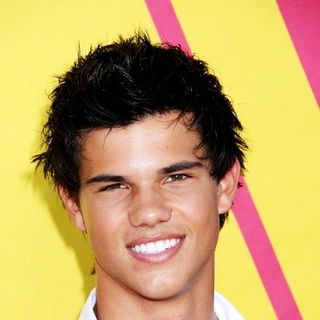 Taylor Lautner in 2008 MTV Video Music Awards - Arrivals